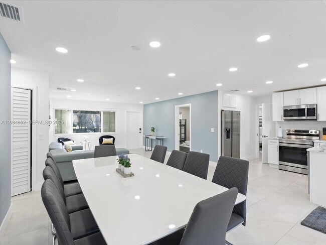 Building Photo - 4121 SW 54th Ct