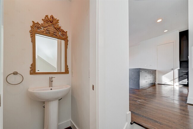 Building Photo - 5342 Darling St