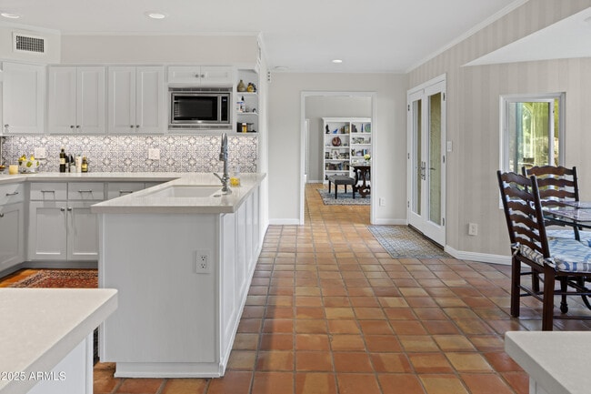 Building Photo - 6131 E Naumann Dr