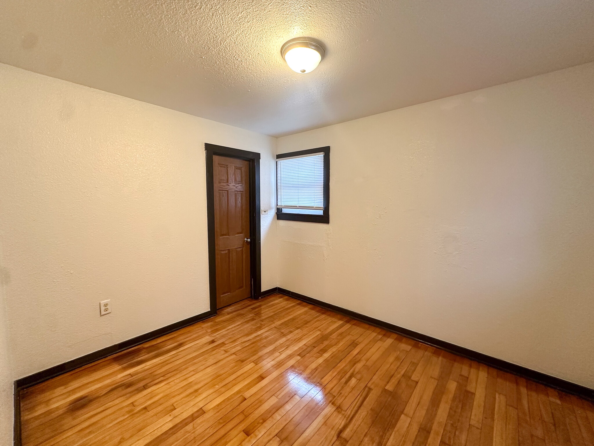 Building Photo - 419 S Oak St