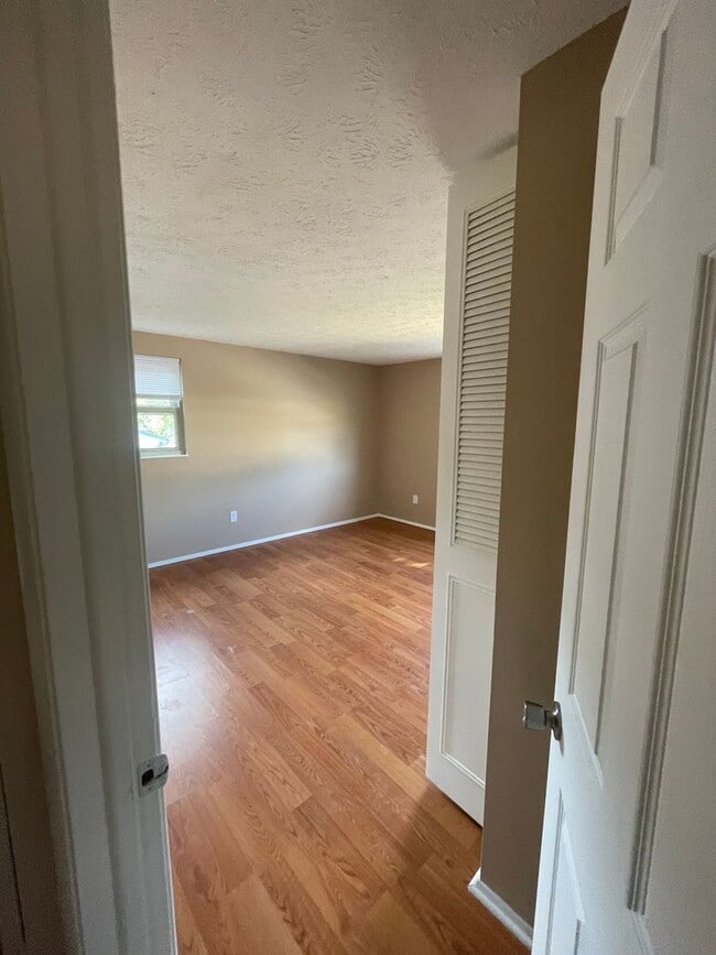 Building Photo - 5683 Crestview Dr