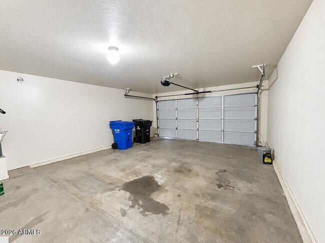 Building Photo - 10520 W Magnolia St