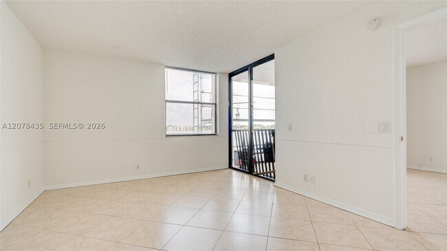 Building Photo - 114 Lake Emerald Dr