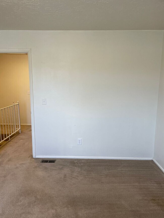 Building Photo - 2 Bedroom, 1.5 Bathroom Twin Home in West ...