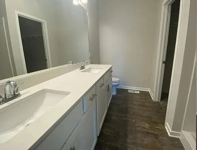 Building Photo - Newer 3BR 2.5ba house in Urbandale, available July 6th!