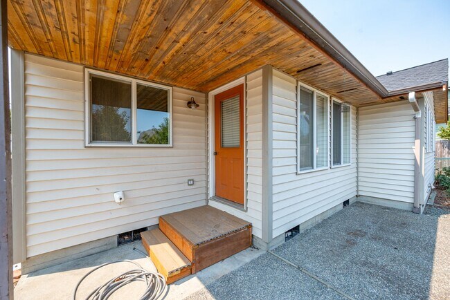 Building Photo - 418 SW Erie Cir