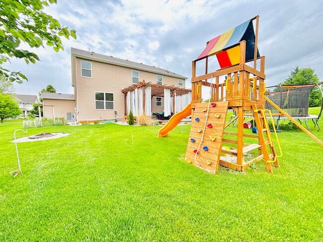 Building Photo - ONE OF A KIND 5bed/4bath!  *HOME THEATER* ...