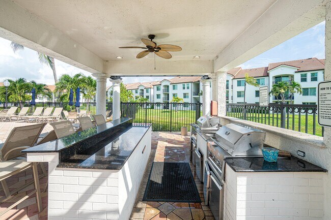 Building Photo - 1013 Villa Cir