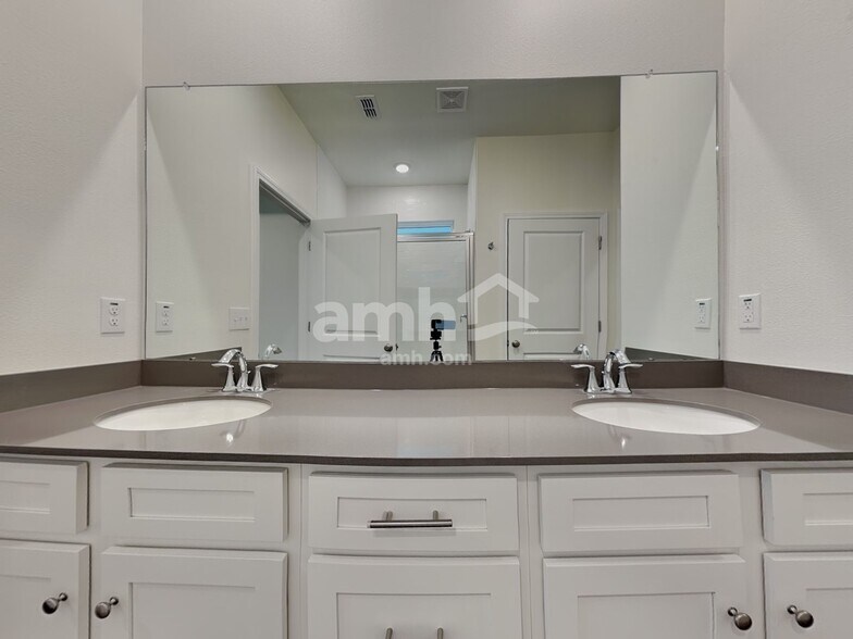 Building Photo - 27550 St Andrews Ave