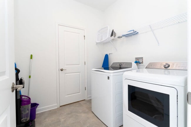 Building Photo - 4319 Scene Ln