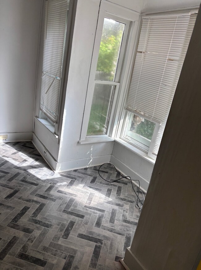 Building Photo - 3 bed + bonus room and 1 bath