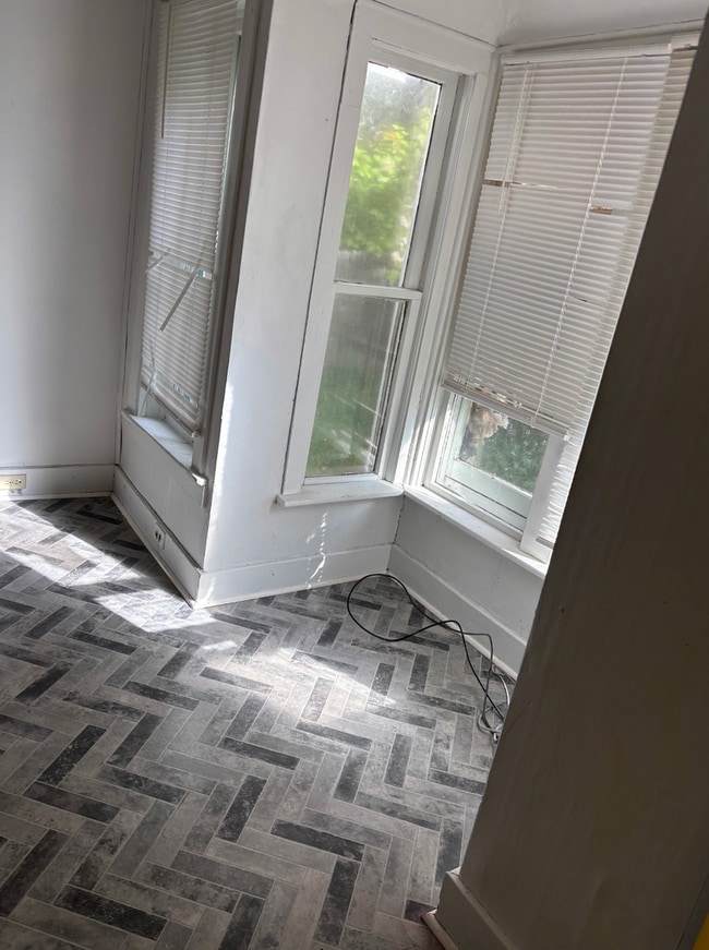 Building Photo - 4 bed 1 bath