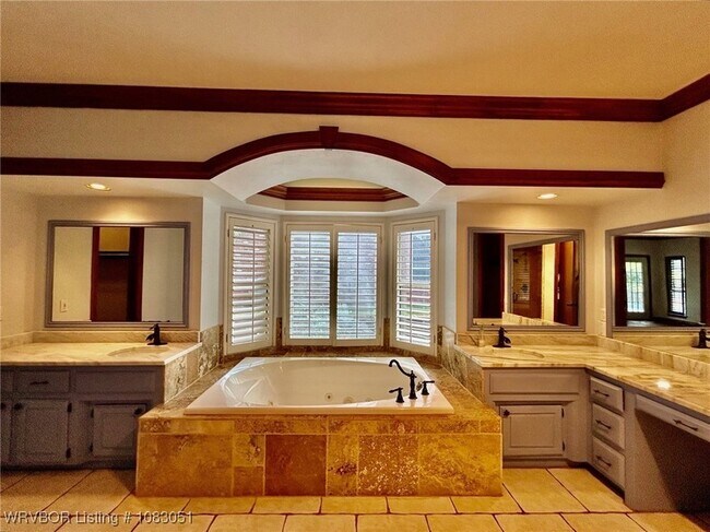Building Photo - 1808 Oak Forest Dr