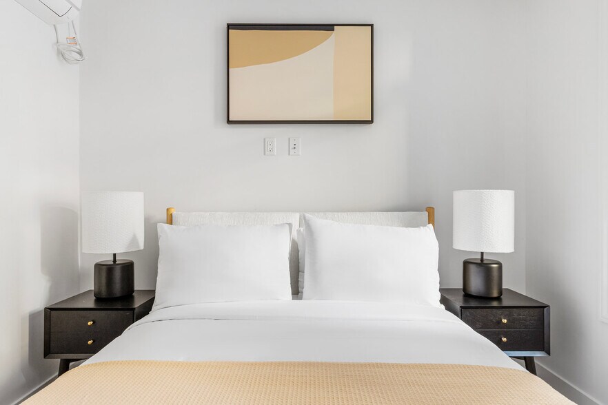 Building Photo - 307 W 39th St