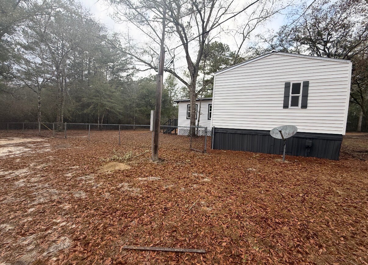 Building Photo - 3083 Lake Sue Dr