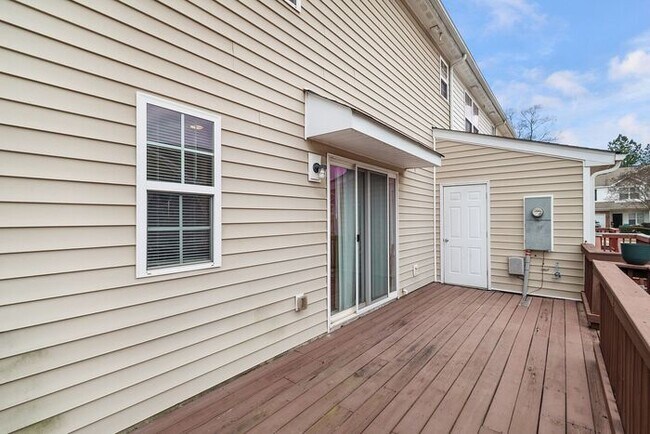 Building Photo - Master-on-Main End-Unit Townhome in Back Creek Villages!