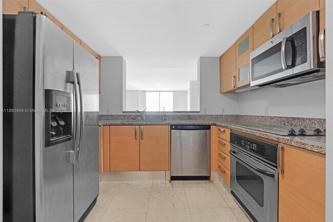 Building Photo - 2101 Brickell Ave