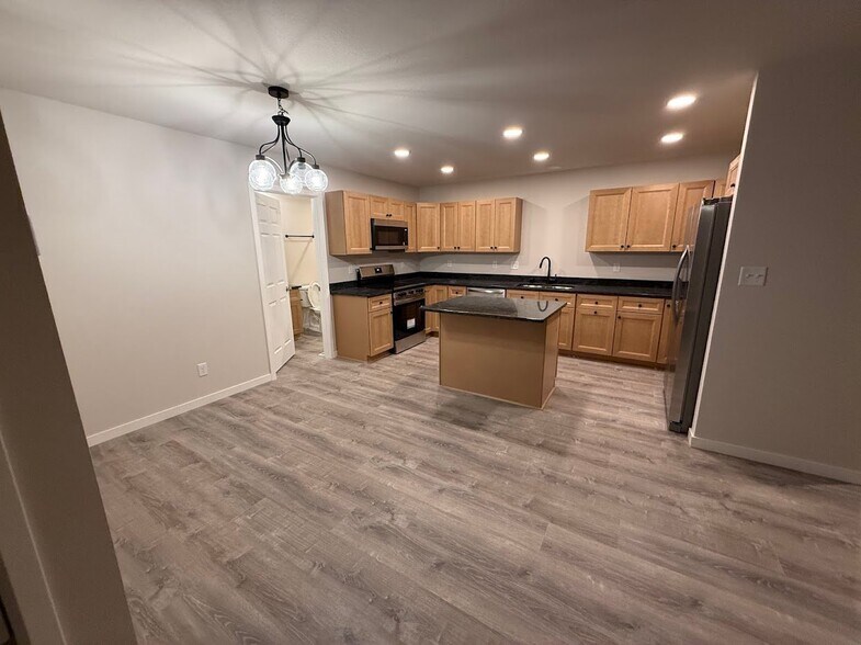 Building Photo - 5995-5995 Hanson Ct