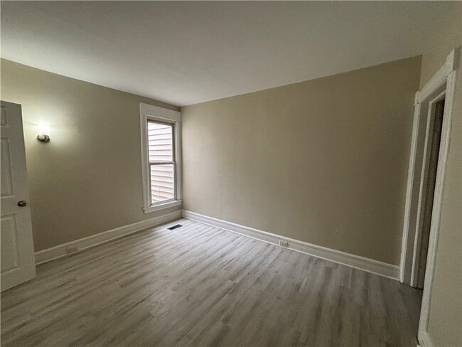 Building Photo - 626 Lewis St