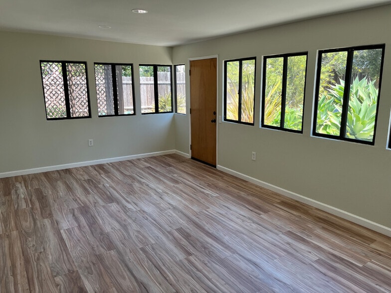 Family room with AC and garden view facing north - 3112 Idlewild Way