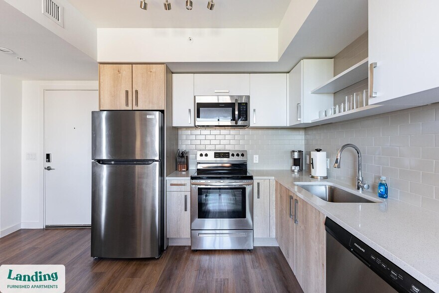 Building Photo - 200 NE 1st Ave