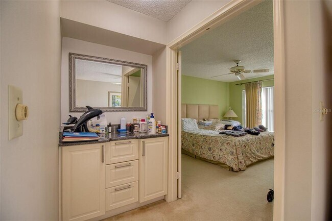 Building Photo - 6059 Bahia Del Mar Blvd S