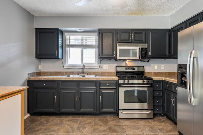 Building Photo - 1153 Brookswood Ave