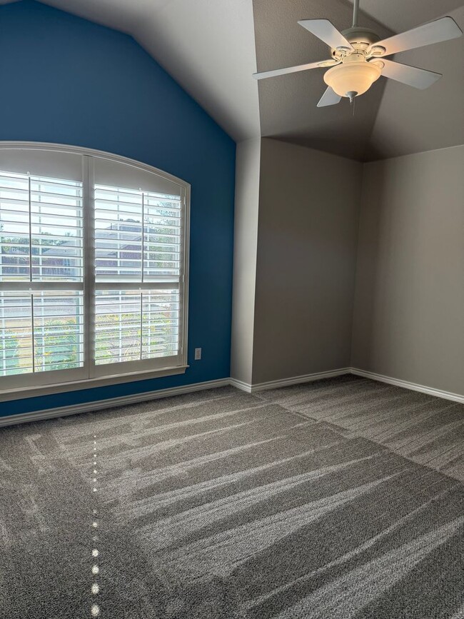 Building Photo - 4/2/2 with Fireplace - Wonderful YARD - Community Pool