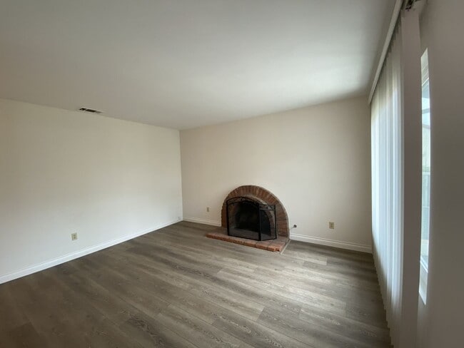 Building Photo - 2+bd/1ba Single Story Duplex Minutes Drive...