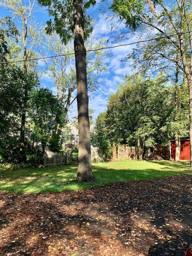 Building Photo - Huge House with Garage!