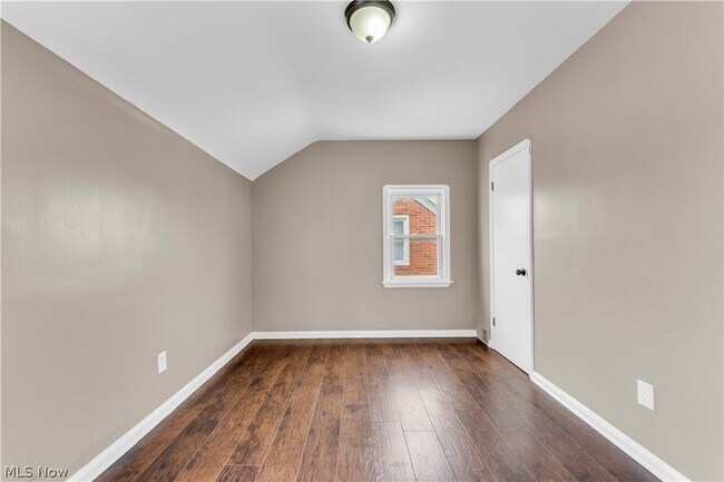 Building Photo - 8008 Pelham Dr