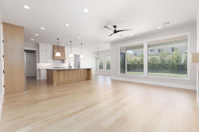 Building Photo - Gorgeous 5 bed | 3.5 bath |  Custom Home with RV Garage in Tonaquint!