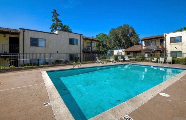 Building Photo - 625 S Fig St