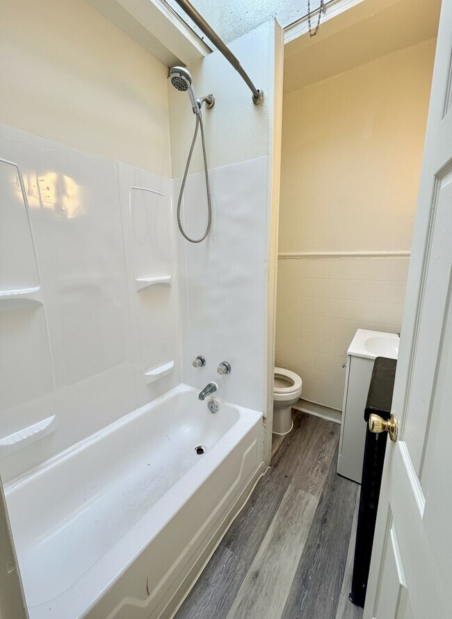 Building Photo - 630 E Thayer St