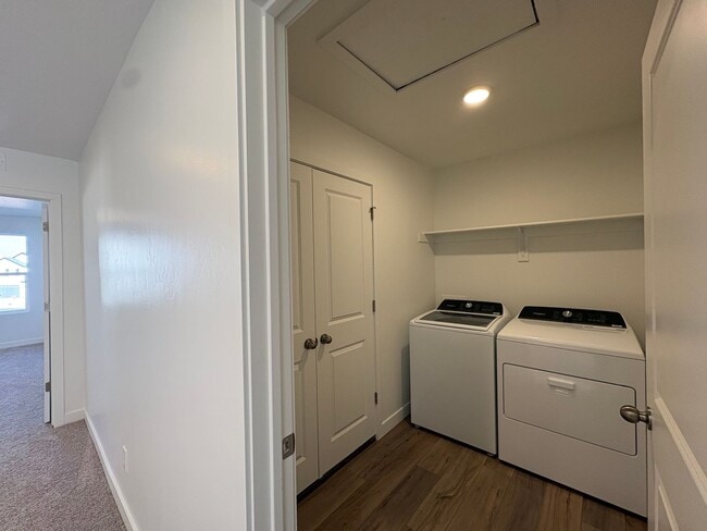 Building Photo - Gorgeous End-Unit Townhome in beautiful Salem!