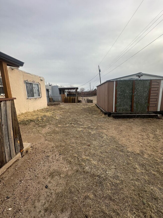 Building Photo - Welcome to this charming 3-bedroom, 2-bathroom home located in Albuquerque, NM