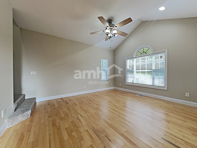 Building Photo - 8123 Chestnut Hill Ln