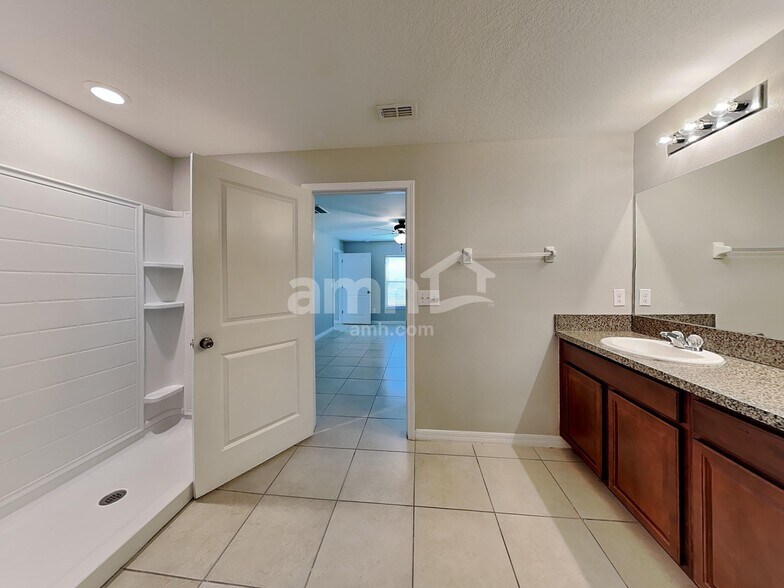 Building Photo - 10116 Carloway Hills Dr