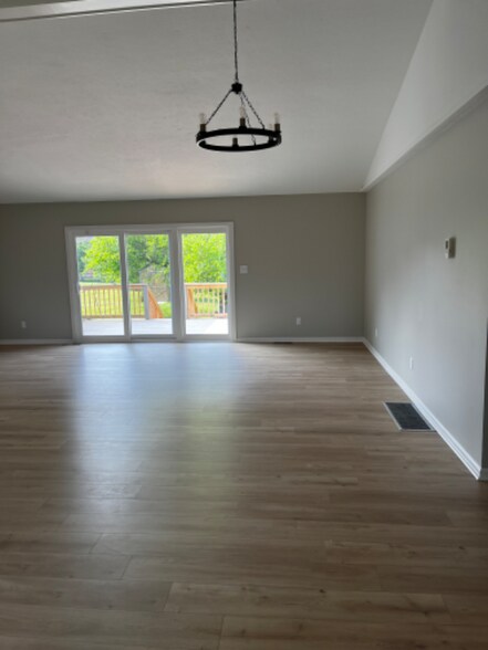 Building Photo - 3905 Carriage Hill Dr