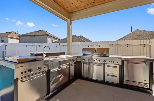 Building Photo - 18426 White Stallion Ln