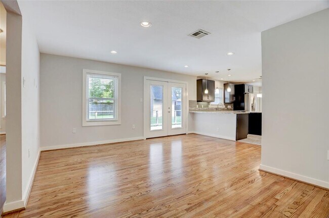 Building Photo - 1643 Crestdale Dr