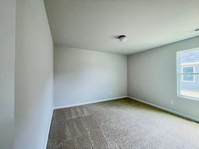 Building Photo - Gorgeous 4bed/3bath home w/ Fenced Yard in...