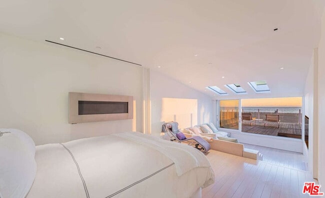 Building Photo - 1267 Palisades Beach Rd