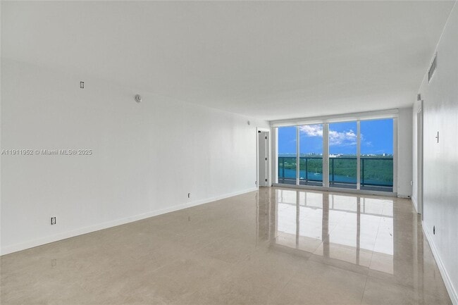 Building Photo - 100 Bayview Dr