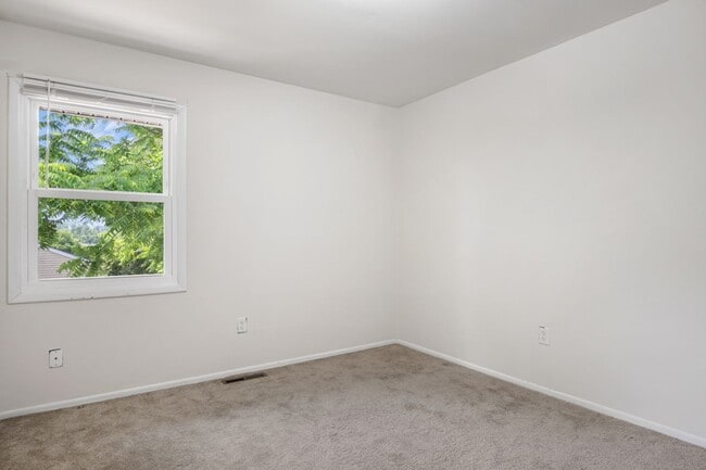 Building Photo - 3 to 4 Bed/3 1/2 Bath. Pet friendly.  Reserved Parking