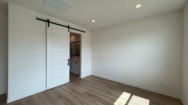 Building Photo - Stunning 3 bedroom, 2.5 bathrooms, 2 story...