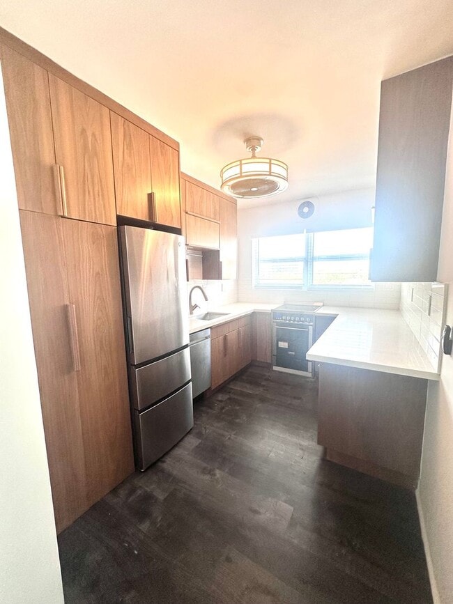 Building Photo - Large Updated 2BR/2BA Bath Condo - Steps from Fort Lauderdale Beach!