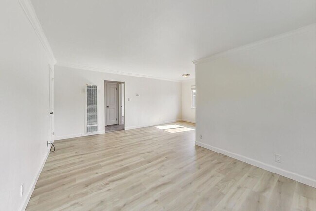 Building Photo - 1549 San Carlos Ave