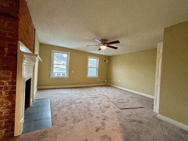 Building Photo - Town house