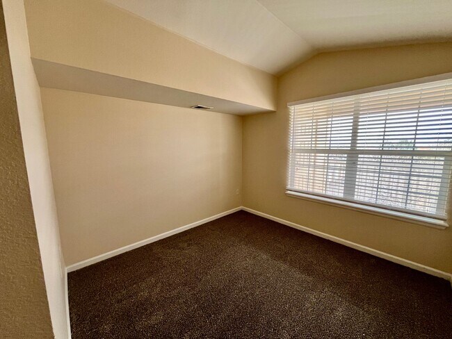 Building Photo - Very nice 2 bed 2 full bath on top floor n...